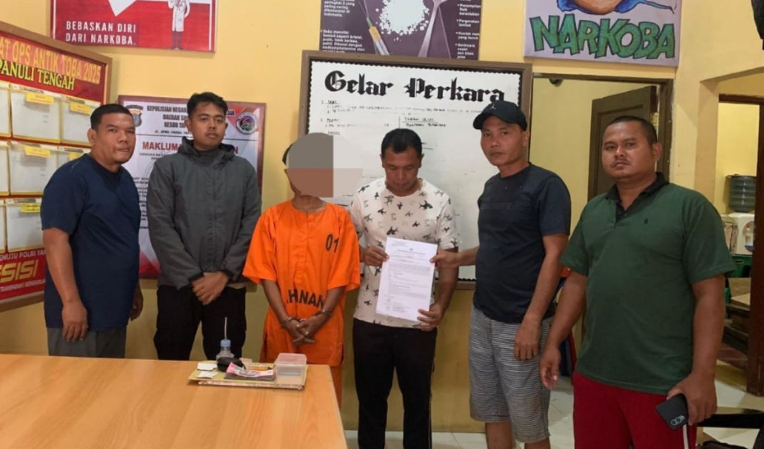 WP (21), terduga pengedar sabu, diamankan di Mapolsek Sibabangun usai penggerebekan pondok narkoba, Sabtu (3/1/2026).