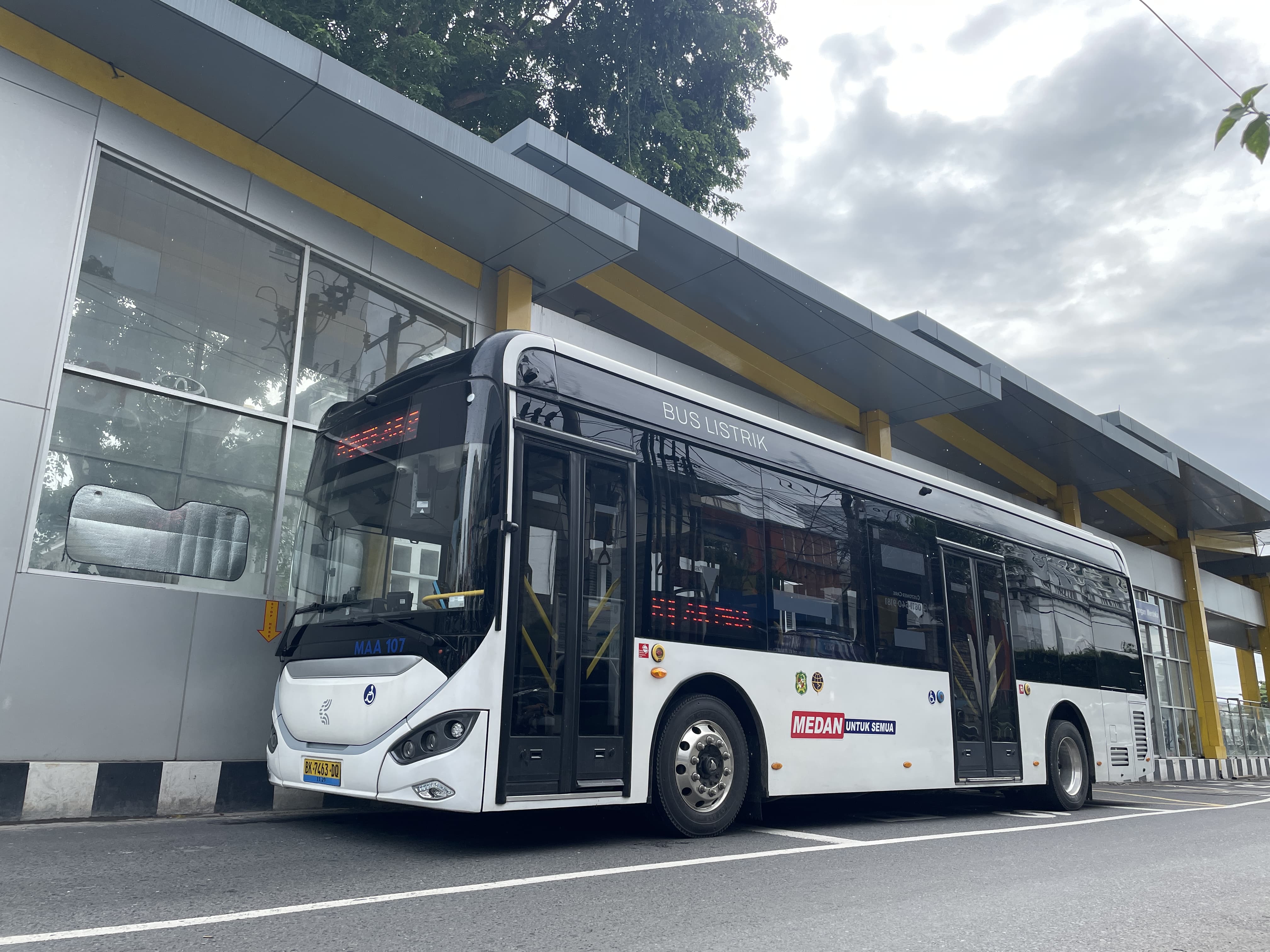 Bus listrik melayani penumpang di salah satu koridor utama Kota Medan. Sepanjang 2025, jumlah pengguna bus listrik mencapai 2,7 juta orang.
