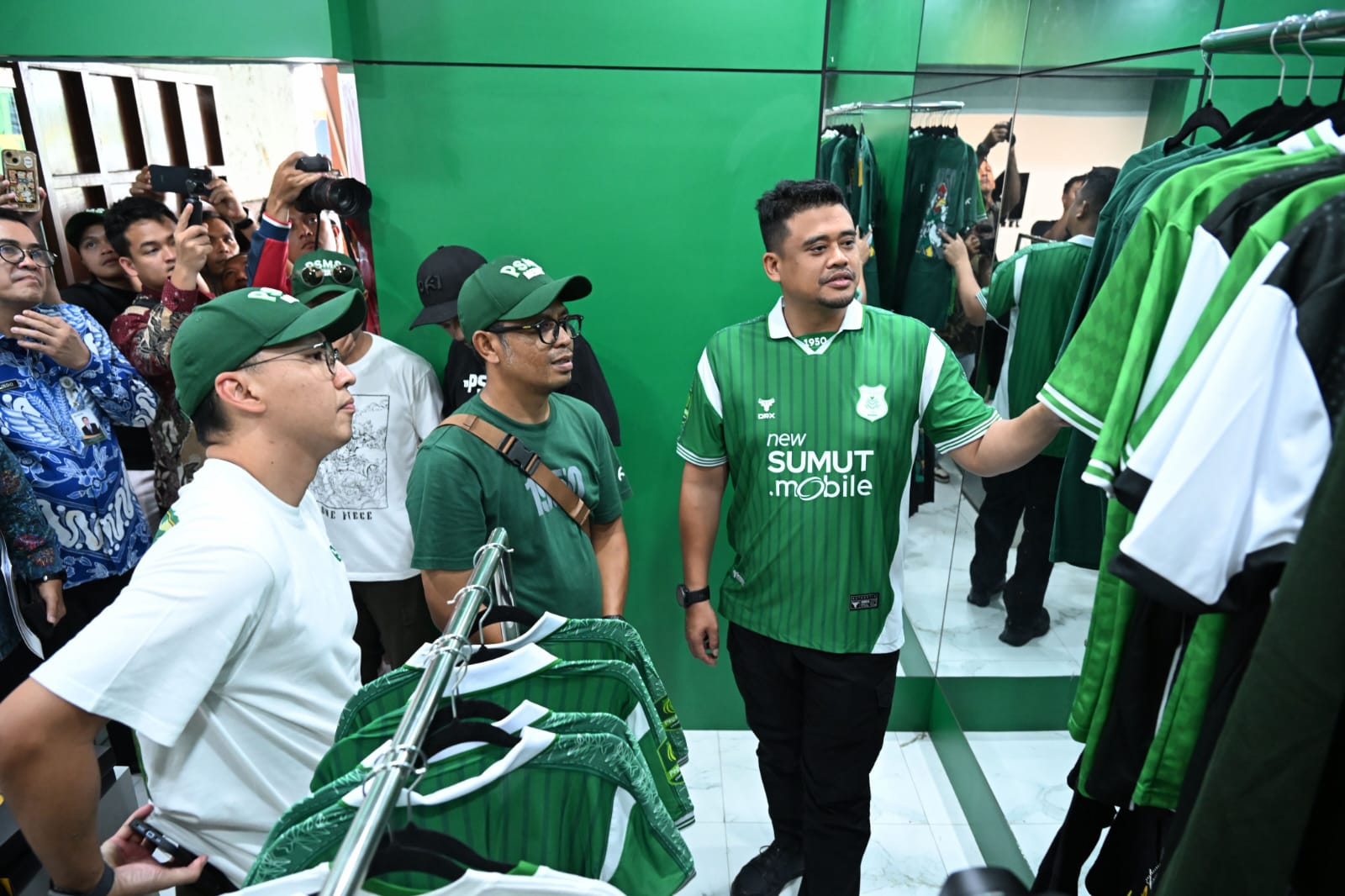 Gubernur Sumatera Utara Muhammad Bobby Afif Nasution didampingi sejumlah kepala OPD meninjau toko official merchandise PSMS Medan di Jalan Jenderal Ahmad Yani, Medan, Jumat (9/1/2025).