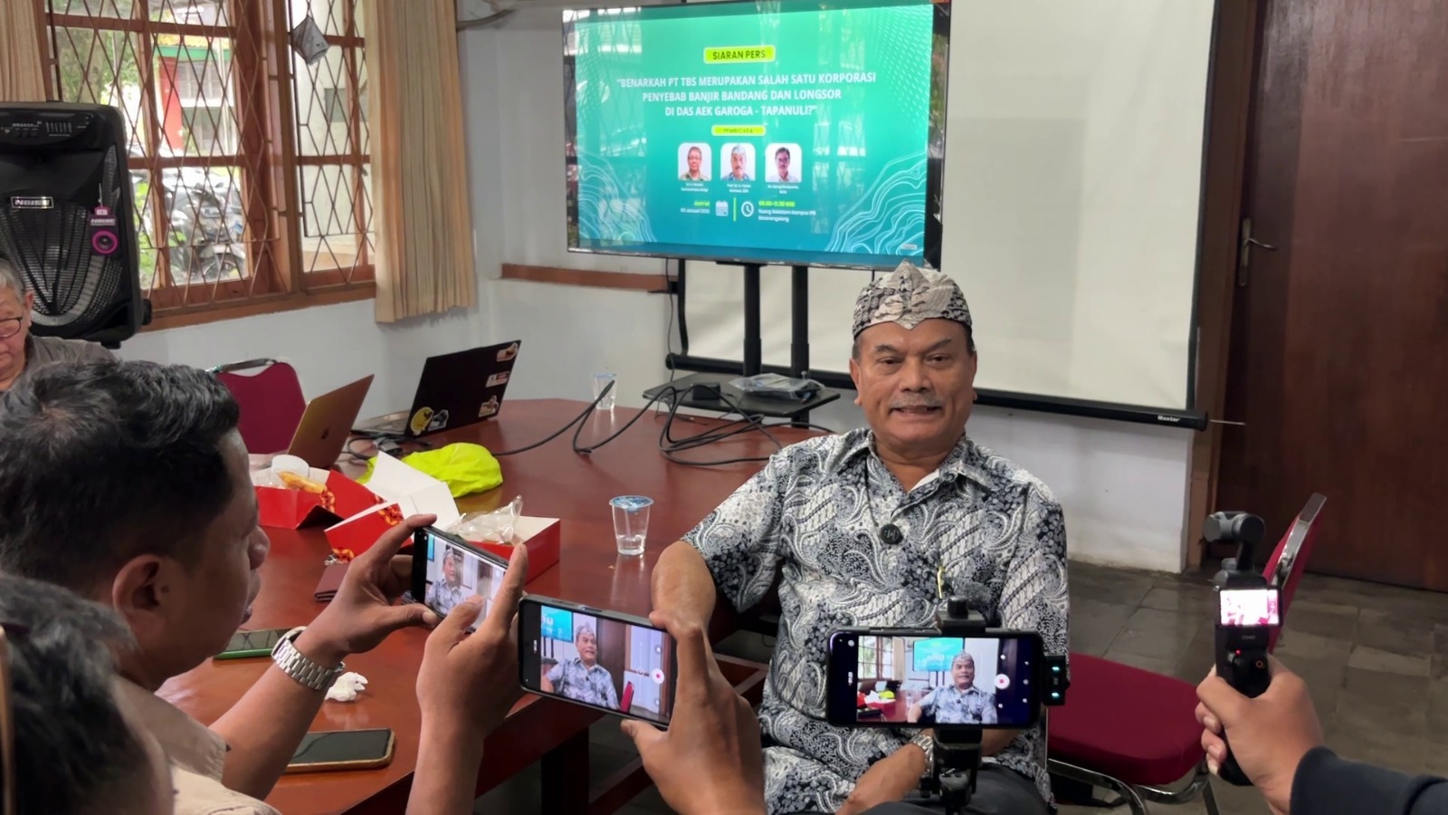 Salah satu ahli hutan dari IPB dalam keterangan pers terkait penyebab banjir Sungai Garoga, Jumat (9/1/2026) di Kota Bogor. (Ist)