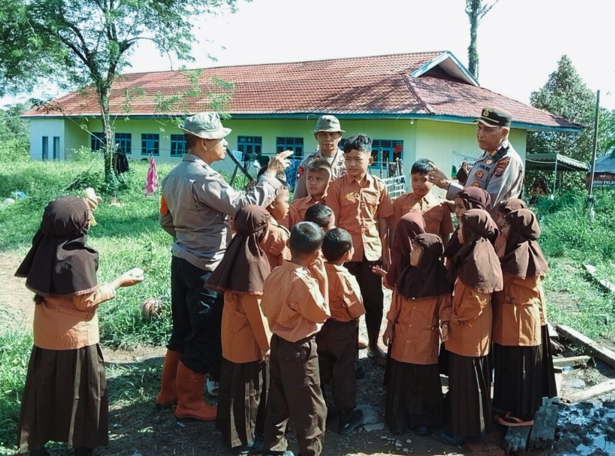 Personel Brimob Batalyon C dan Polsek Sipirok mengecek fasilitas cadangan air serta berinteraksi dengan siswa Madrasah Sipirok yang difungsikan sebagai lokasi pengungsian, Jumat (9/1/2026).