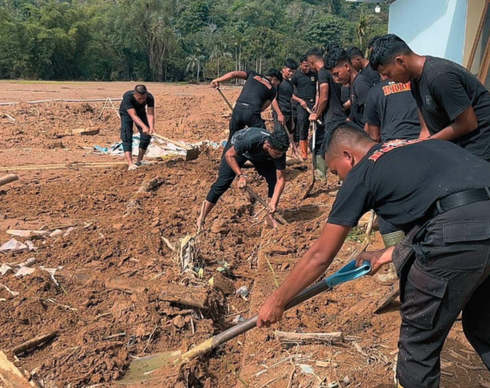 Personel SAR Batalyon A Pelopor Satbrimob Polda Sumut membersihkan saluran air dan menyalurkan air bersih kepada warga Tapanuli Tengah pascabencana, Jumat (9/1/2026).