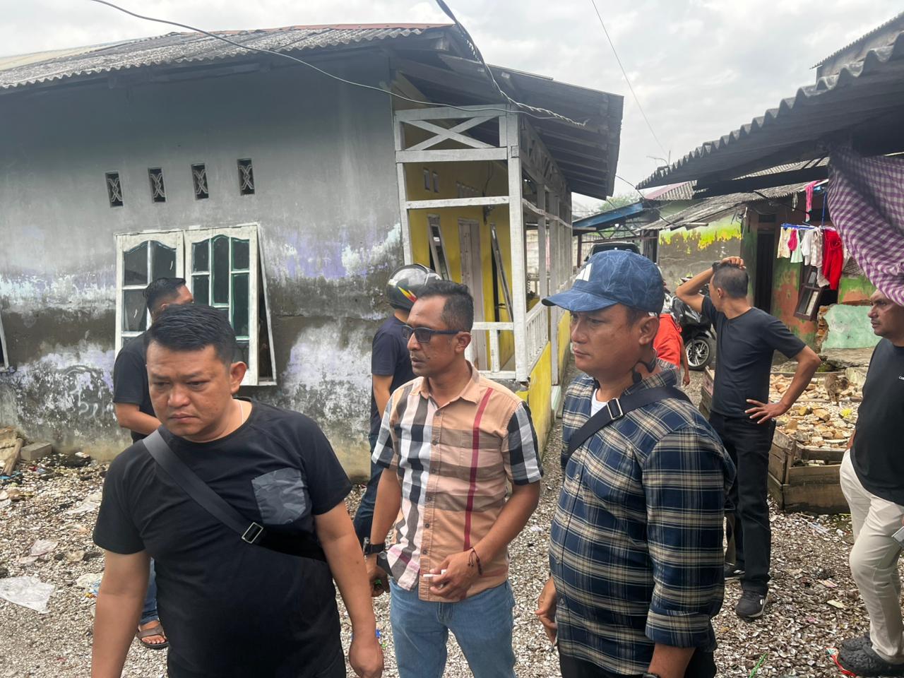 Petugas gabungan Jatanras Polda Sumut dan Polres Pelabuhan Belawan mengamankan sejumlah barang bukti senjata tajam dari pelaku tawuran di kawasan Belawan.