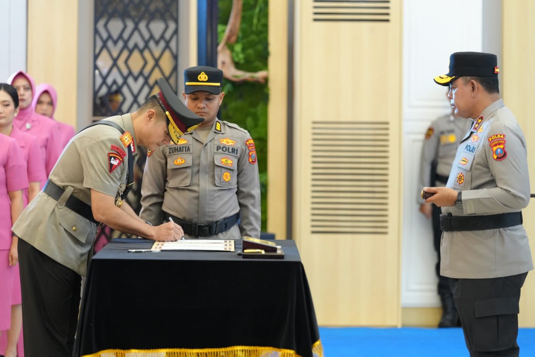 Kapolda Sumut Irjen Pol Whisnu Hermawan Februanto memimpin upacara serah terima jabatan Wakapolda Sumut di Aula Tribrata Mapolda Sumut, Kamis (8/1/2026).