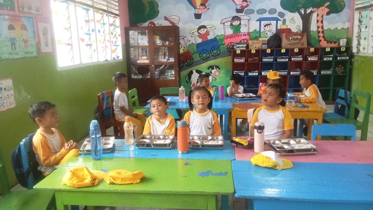 Pendistribusian Makanan Bergizi Gratis (MBG) kepada murid TK Kemala Bhayangkari 6 Pematangsiantar oleh SPPG Yayasan Kemala Bhayangkari Polres Pematangsiantar.