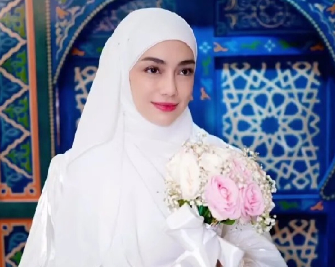 Celine Evangelista membagikan pengalaman spiritual usai menunaikan ibadah umrah di Tanah Suci bersama keempat anaknya.