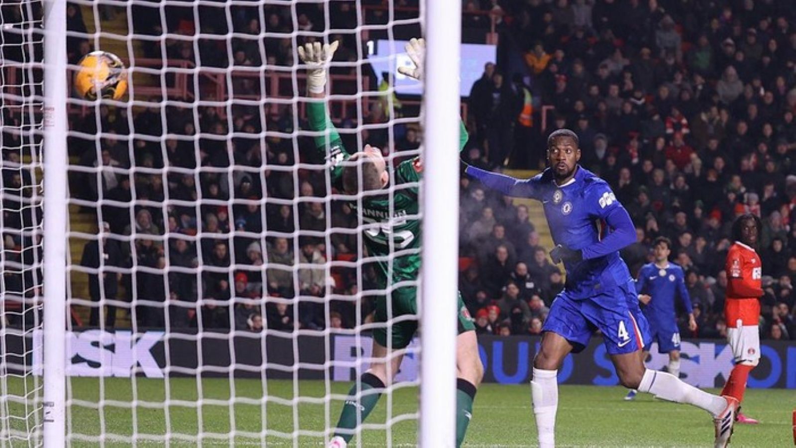 Chelsea menyingkirkan Charlton Athletic dengan skor meyakinkan.