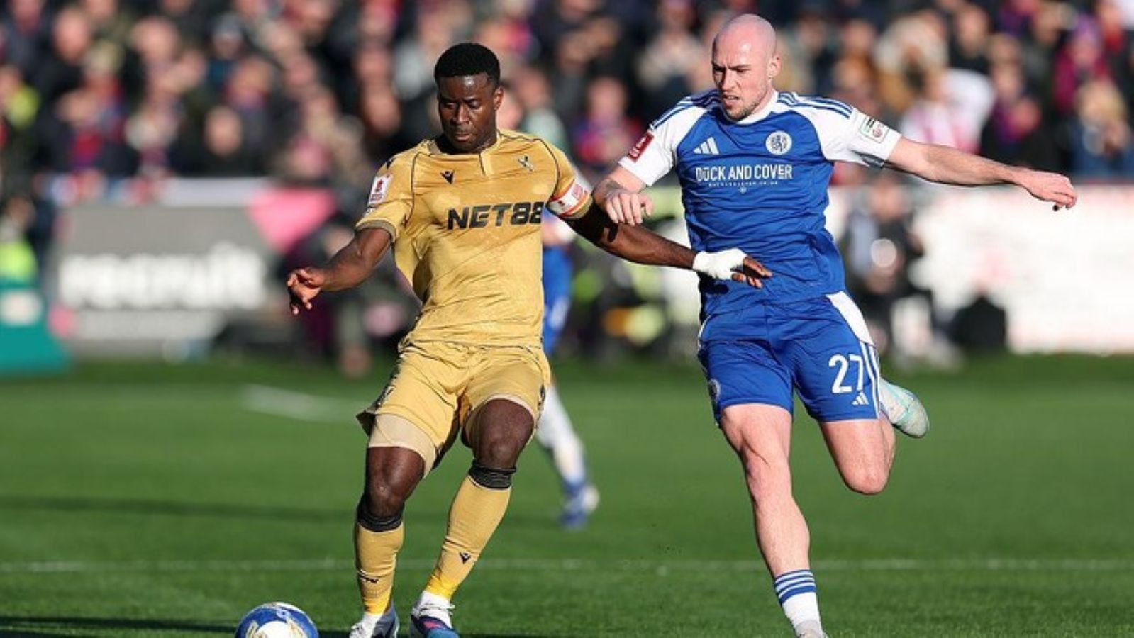 Crystal Palace, juara bertahan kompetisi tertua di dunia itu, secara sensasional disingkirkan klub divisi enam, Macclesfield, usai kalah 1-2.