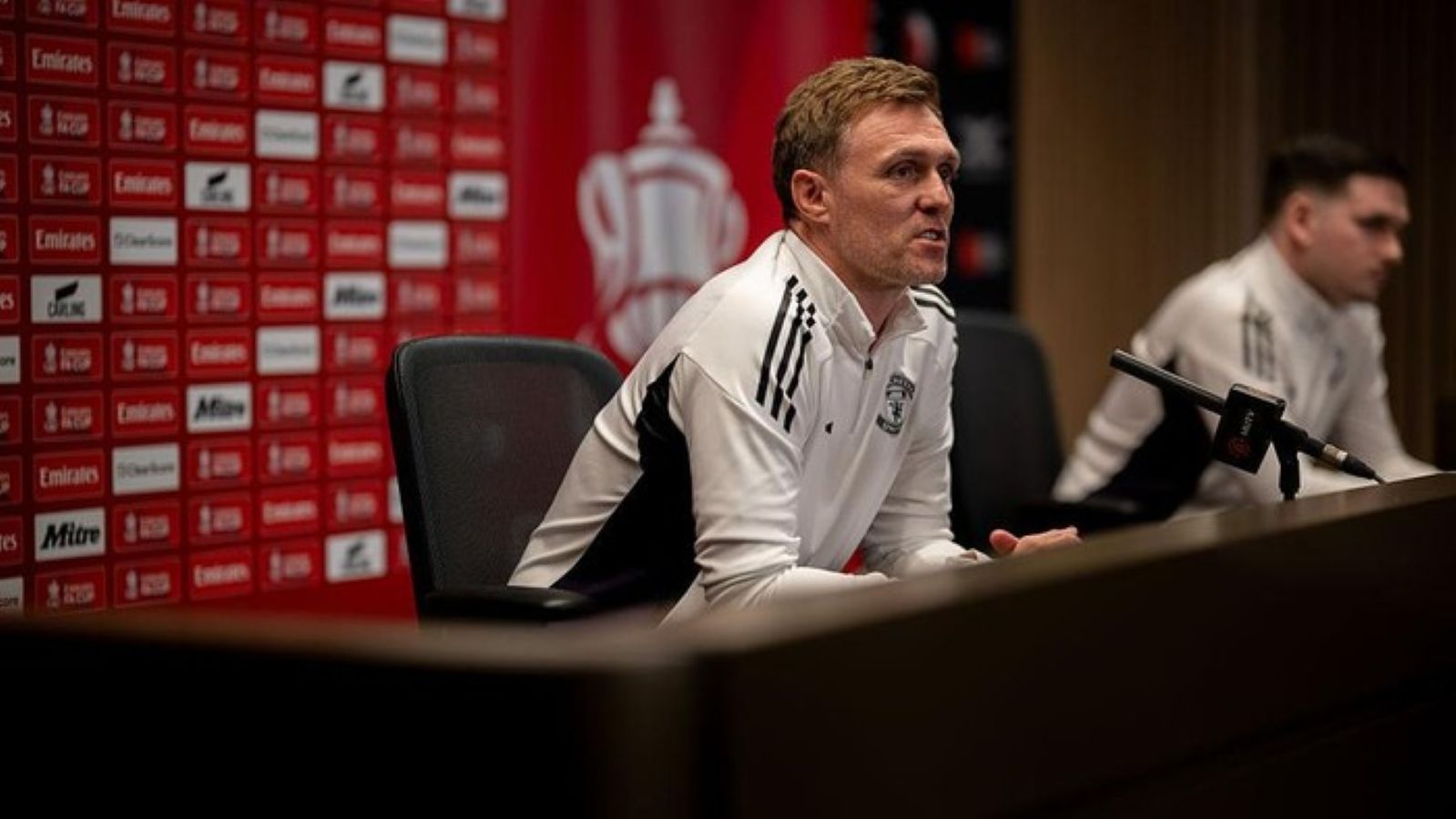 Darren Fletcher siap dipercaya menangani Manchester United hingga akhir musim sebagai manajer interim dan tak keberatan kembali melatih tim U-18.