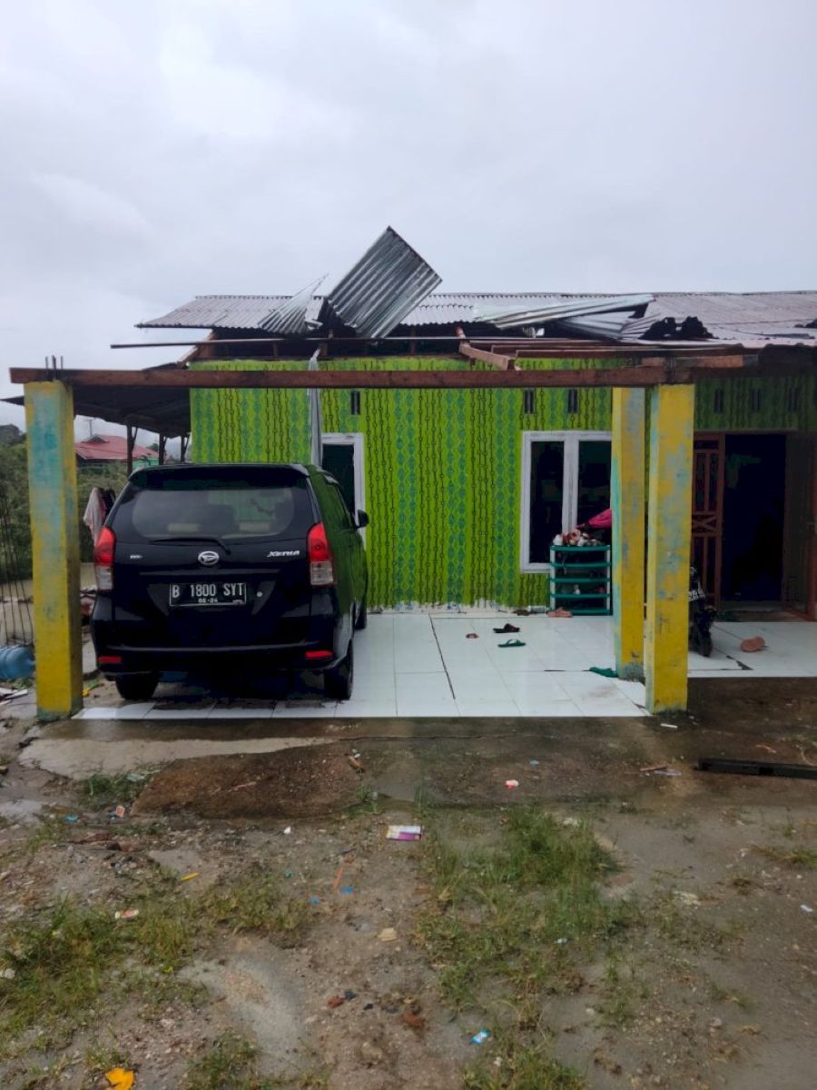 Petugas gabungan Polri, TNI, dan BPBD meninjau rumah warga yang rusak akibat angin puting beliung dan banjir di Kabupaten Tapanuli Utara.