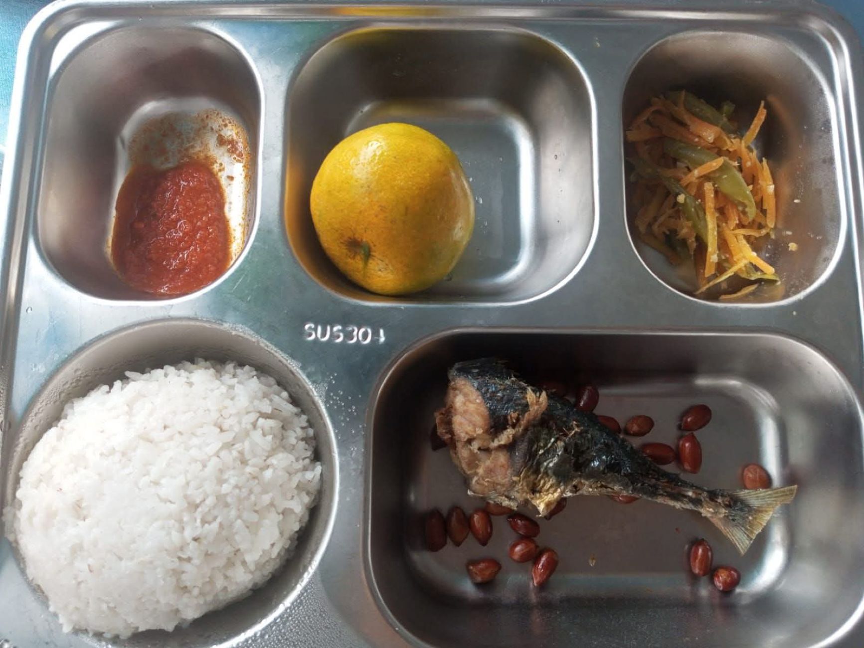 Penampakan menu Makanan Bergizi Gratis (MBG) yang dibagikan kepada siswa SMAN 1 Sibolga usai libur Natal dan Tahun Baru.
