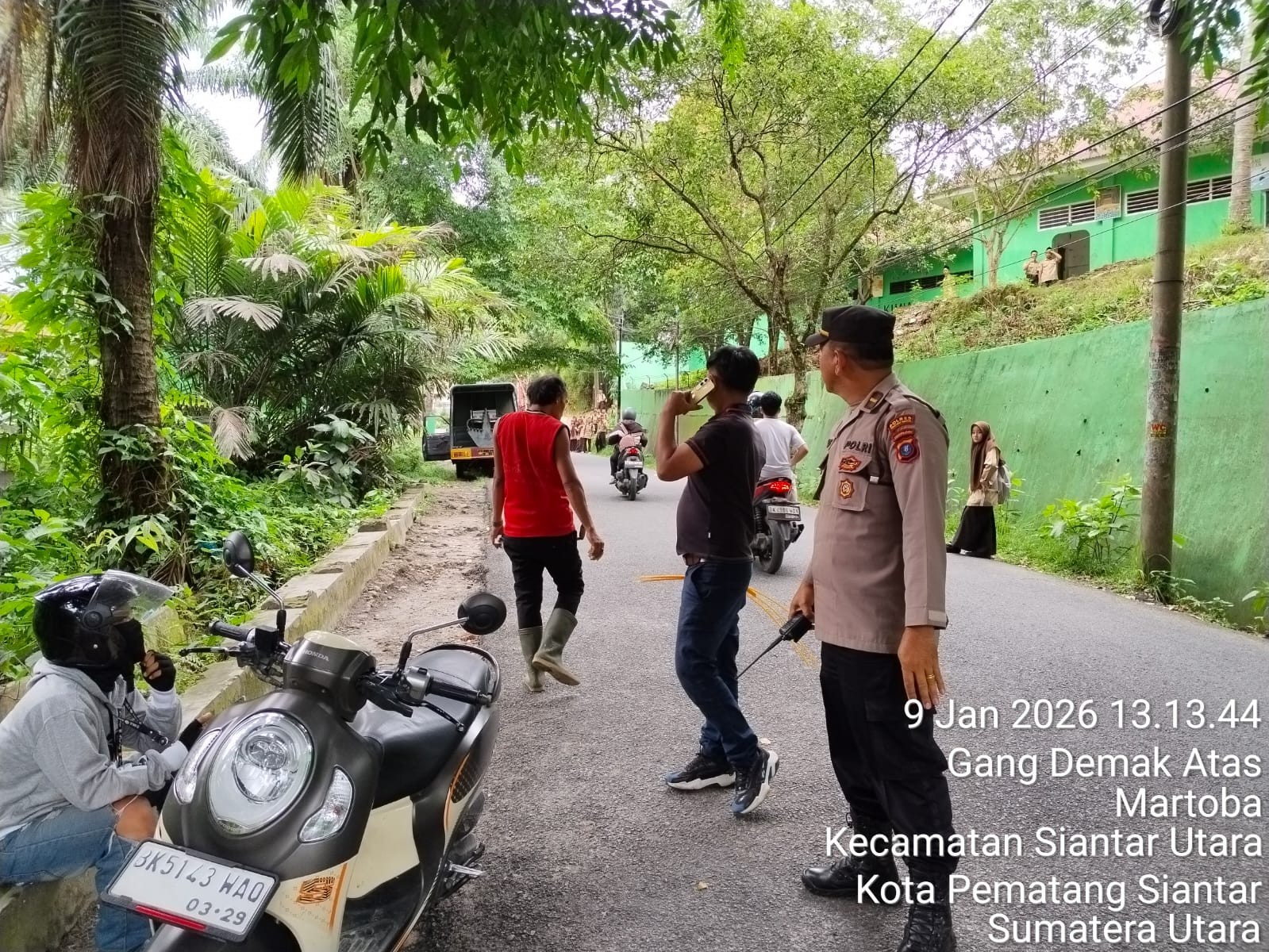 Petugas Polsek Siantar Barat mengamankan seorang pria dengan gangguan jiwa yang melempari siswa MAN Pematangsiantar di Jalan Singosari, Jumat (9/1/2026).