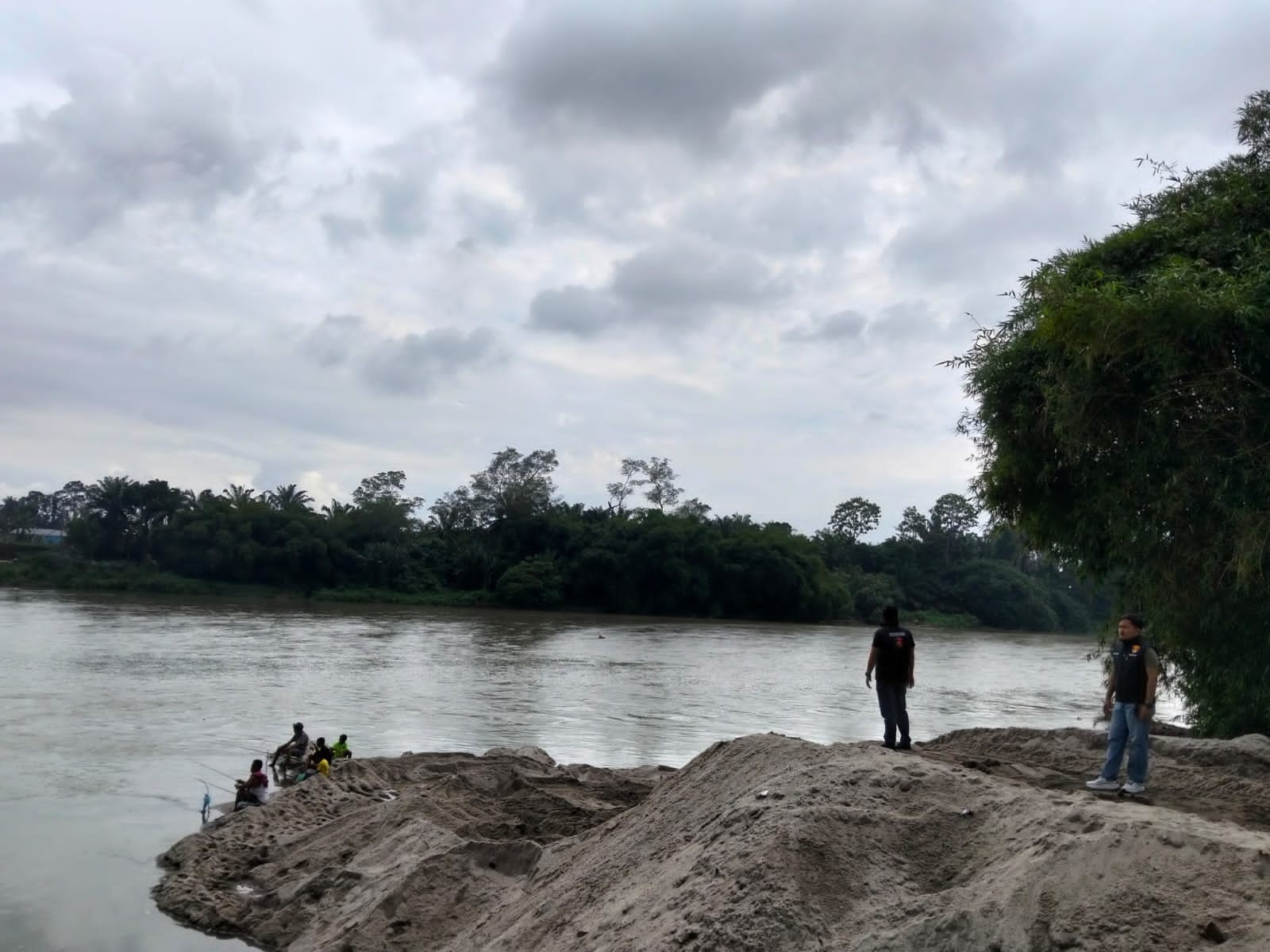 Petugas Sat Reskrim Polres Simalungun meninjau lokasi bekas tambang pasir ilegal di bantaran Sungai Bah Bolon, Perdagangan.