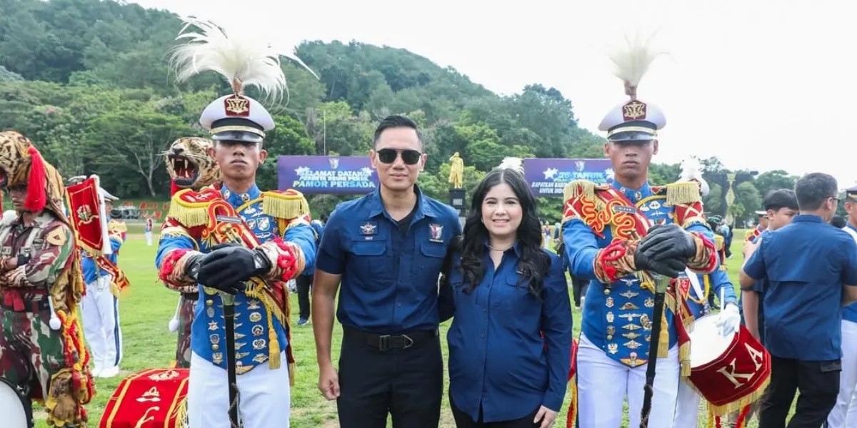 Annisa Pohan mendampingi suami, Agus Harimurti Yudhoyono, saat menghadiri Reuni Perak AKABRI 2000 di Akademi Militer Magelang. Baby bump Annisa terlihat jelas.