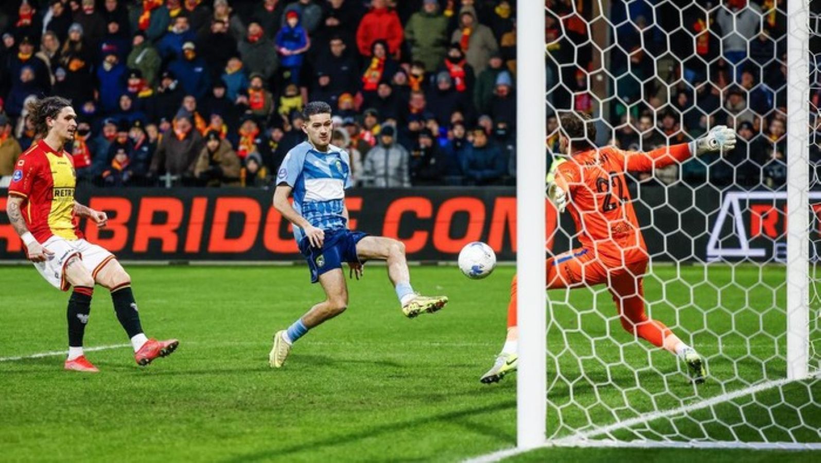 Bek Fortuna Sittard Justin Hubner merayakan gol penyeimbang di masa injury time saat menghadapi Go Ahead Eagles di Eredivisie.