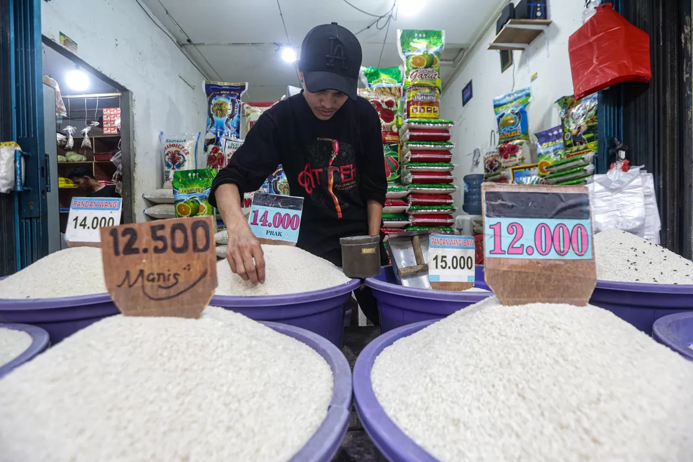 Menteri Koordinator Bidang Pangan Zulkifli Hasan menyampaikan rencana penerapan beras satu harga nasional mulai 2026.