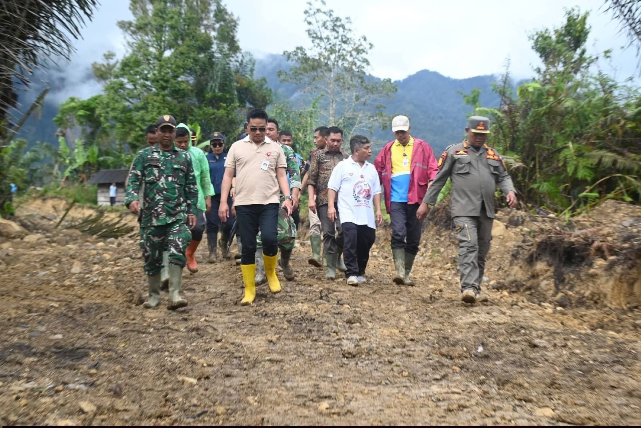 Bupati Humbang Hasundutan, Oloan Paniaran Nababan, meninjau kondisi jalan serta progres pembangunan jembatan penghubung Desa Sampetua&ndash;Desa Batunagodang Siatas, Jumat (9/1/2026).