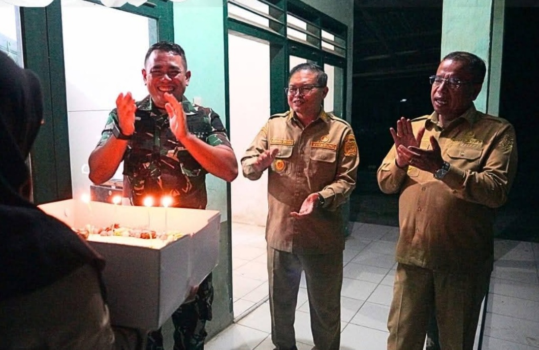 Bupati Karo Brigjen Pol (Purn) Dr. dr. Antonius Ginting dan Forkopimda memberikan kejutan kue ulang tahun kepada Dandim 0205/Tanah Karo, Letkol Inf Robert B Panjaitan.