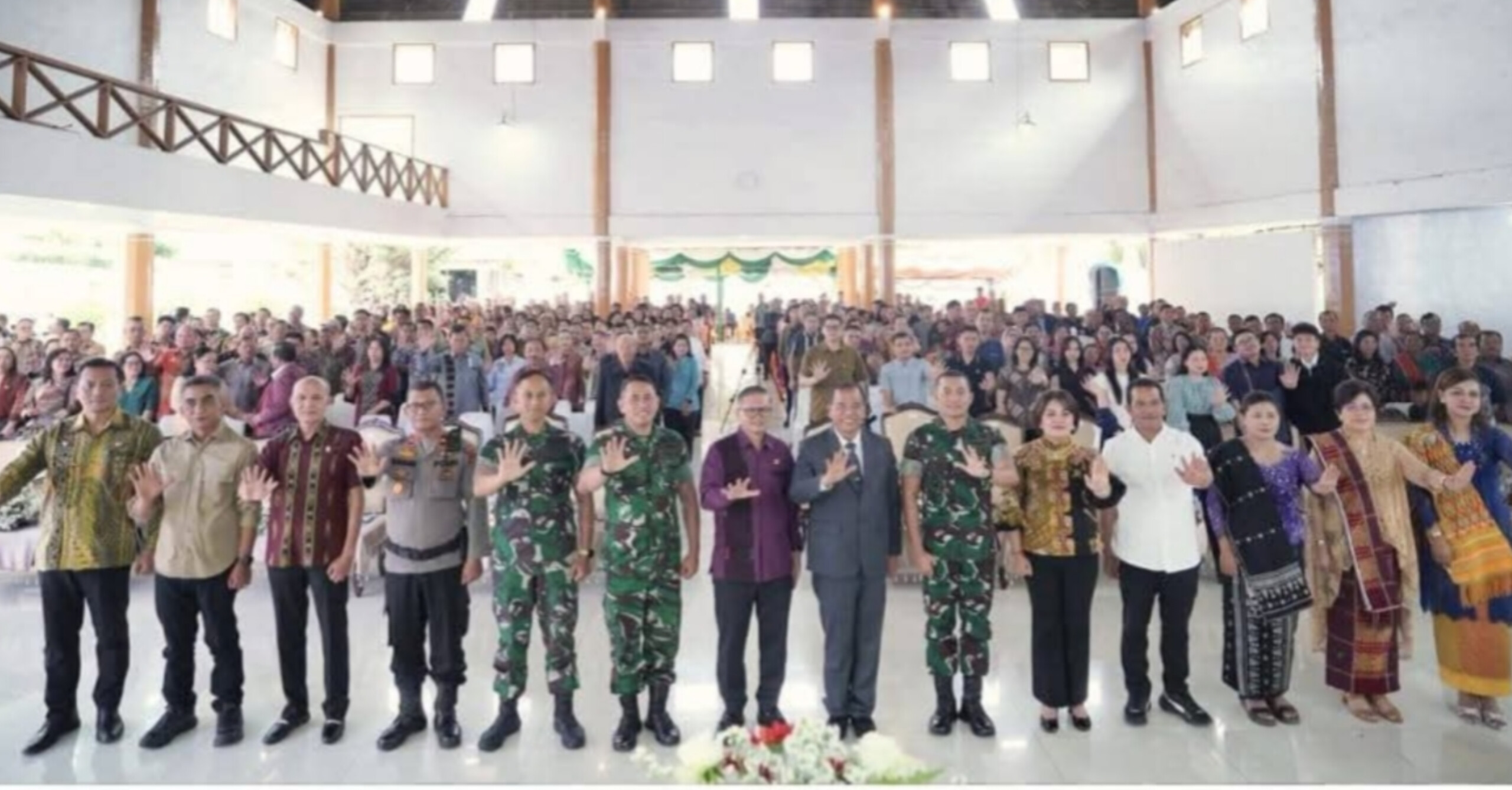 Bupati Karo Brigjen Pol (Purn) Dr. dr. Antonius Ginting bersama jajaran ASN, PPPK, dan tokoh masyarakat saat acara Ramah Tamah Tahun Baru 2026 di Jambur Pemkab Karo.