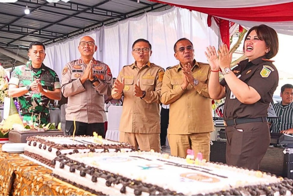 Bupati Karo Brigjen Pol (Purn) Dr. dr. Antonius Ginting dan jajaran pejabat saat memberikan kejutan kue ulang tahun kepada Kepala Kejaksaan Negeri Karo, Danke Rajagukguk.