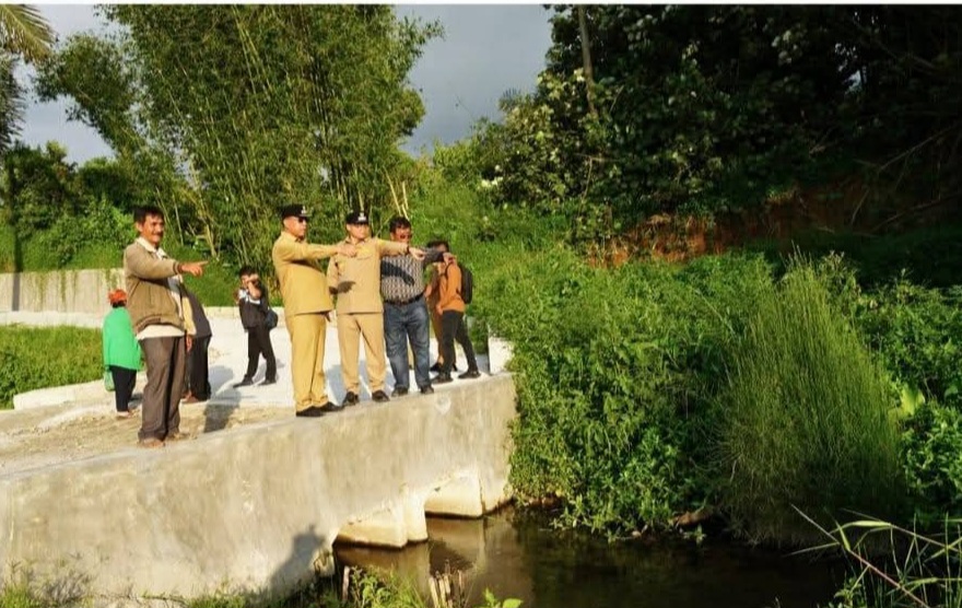 Bupati Karo Brigjen Pol (Purn) Dr. dr. Antonius Ginting dan Wakil Bupati Komando Tarigan meninjau saluran drainase di Kecamatan Tigapanah, Senin (12/01/2026).