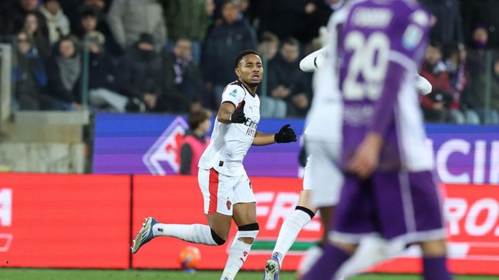 Christopher Nkunku merayakan gol penyeimbang AC Milan ke gawang Fiorentina pada laga Serie A di Stadion Artemio Franchi.