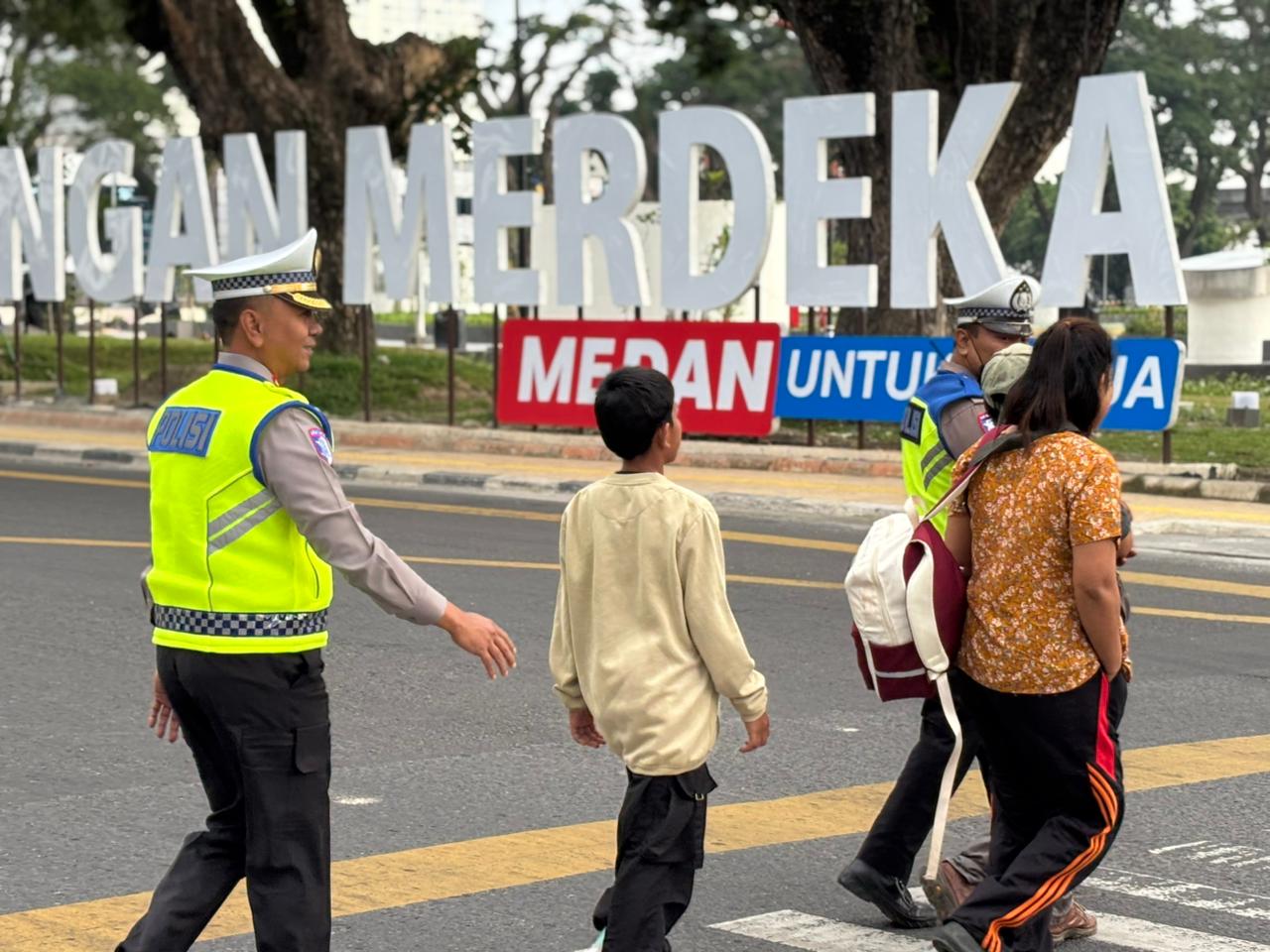 Dirlantas Polda Sumut Kombes Pol Firman Darmansyah mengecek langsung kehadiran dan kesiapsiagaan personel saat pengaturan lalu lintas pagi di salah satu simpang padat Kota Medan.