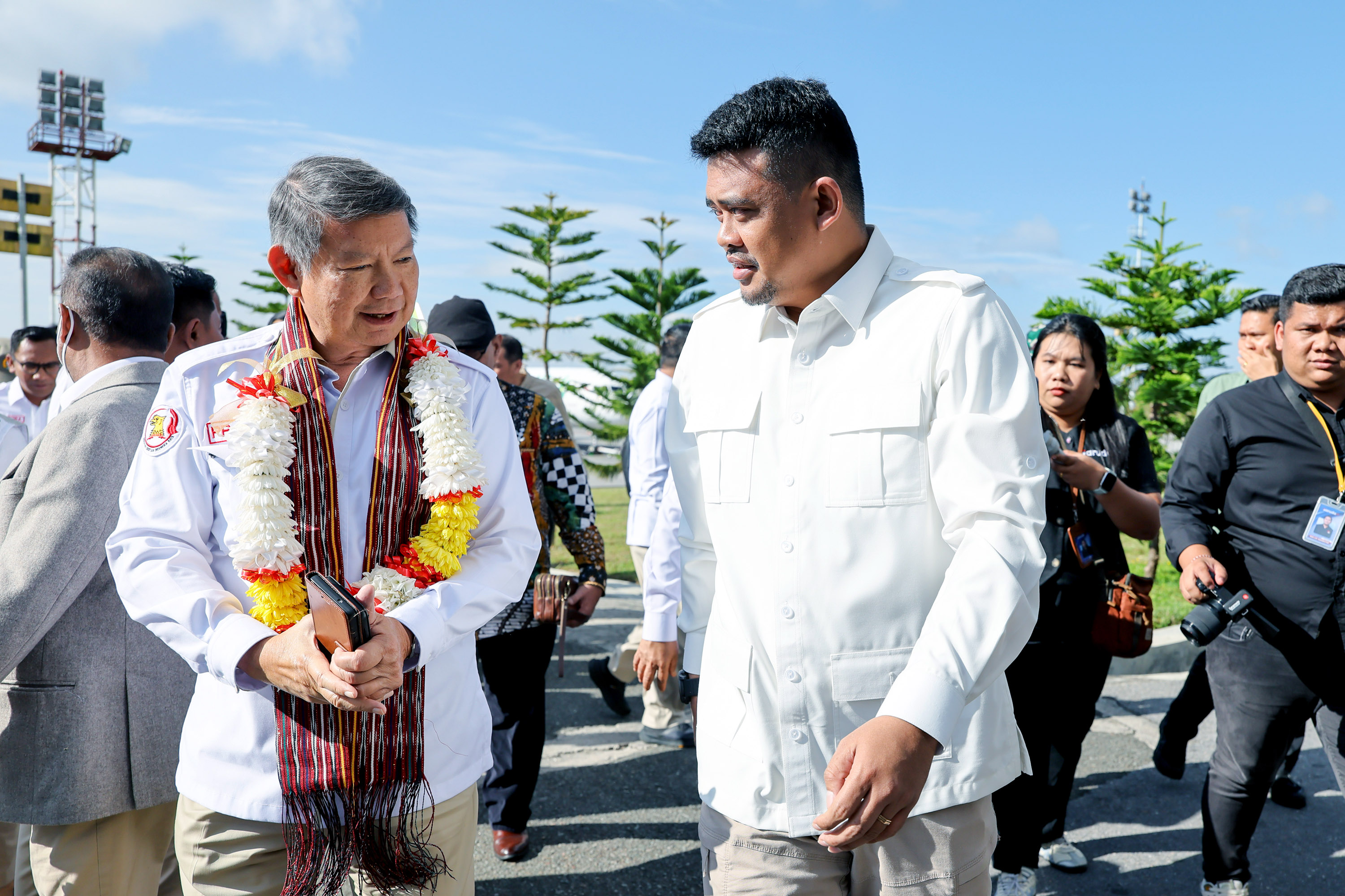 Utusan Khusus Presiden Hashim Djojohadikusumo bersama Gubernur Sumut Bobby Nasution melakukan penanaman pohon di Silangit, Tapanuli Utara.