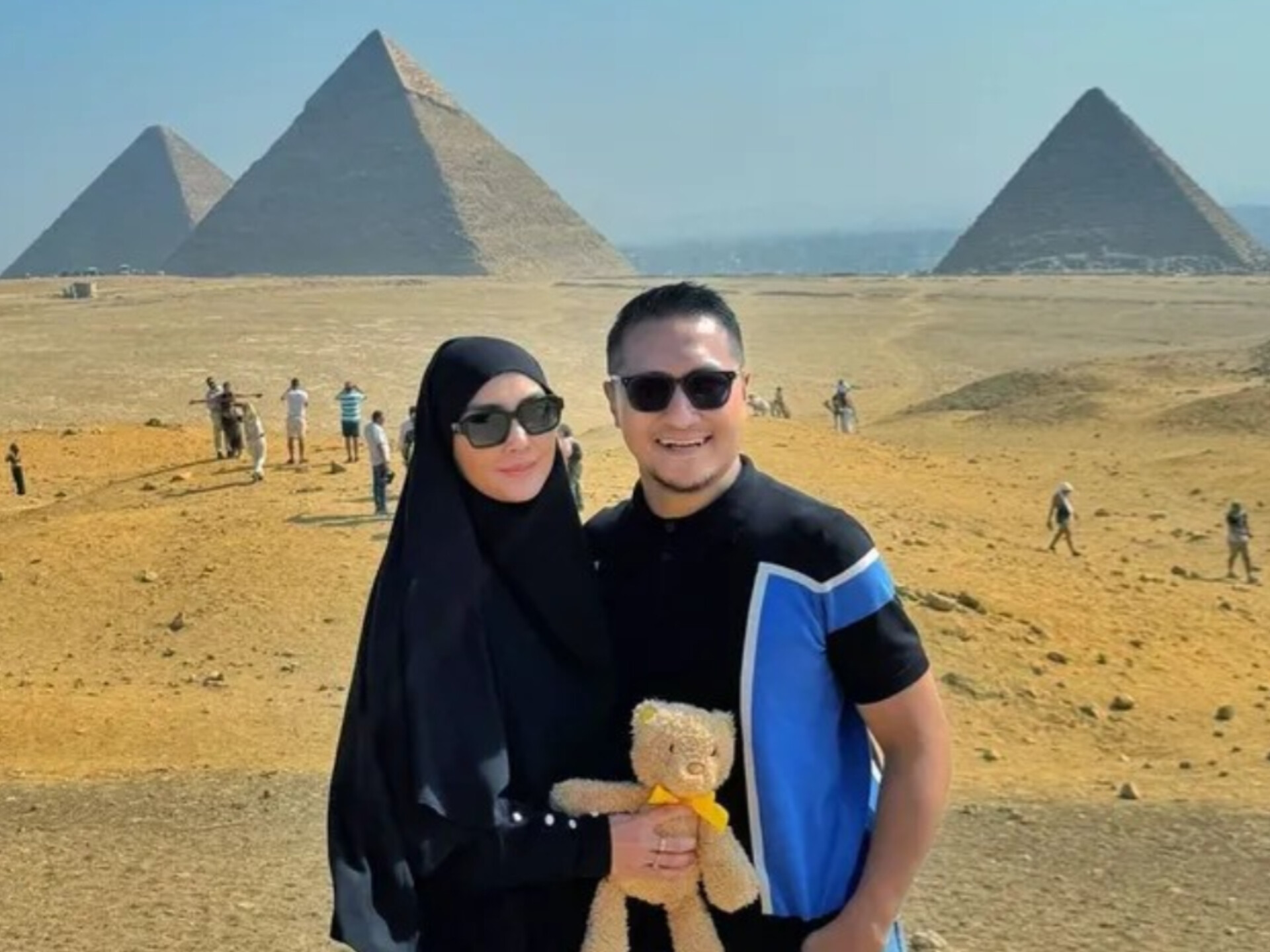 Fenita Arie dan Arie Untung saat menjalani ibadah umrah bersama keluarga di Tanah Suci.