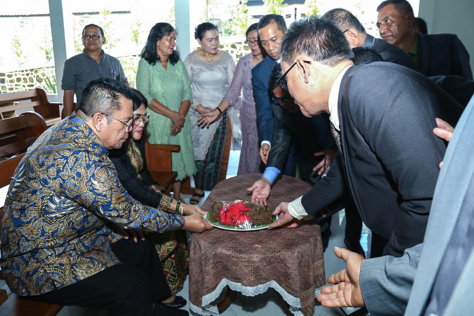 Wali Kota Pematangsiantar Wesly Silalahi menerima Dayok Nabinatur pada acara Syukuran Memasuki Tahun Baru 2026 GKPS Resort Siantar I.