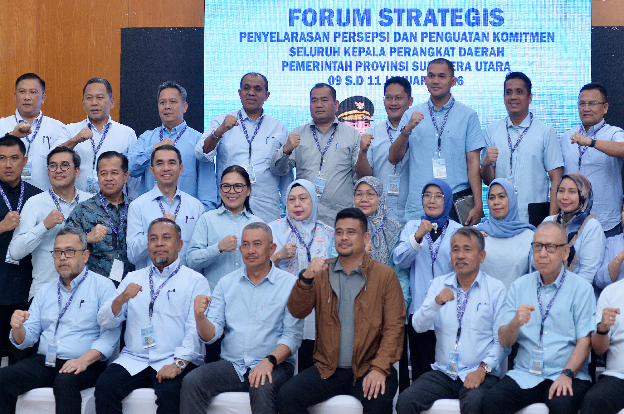 Gubernur Sumatera Utara Bobby Afif Nasution (keempat kiri) bersama para kepala OPD Pemprov Sumut usai penutupan forum strategis di Parapat.