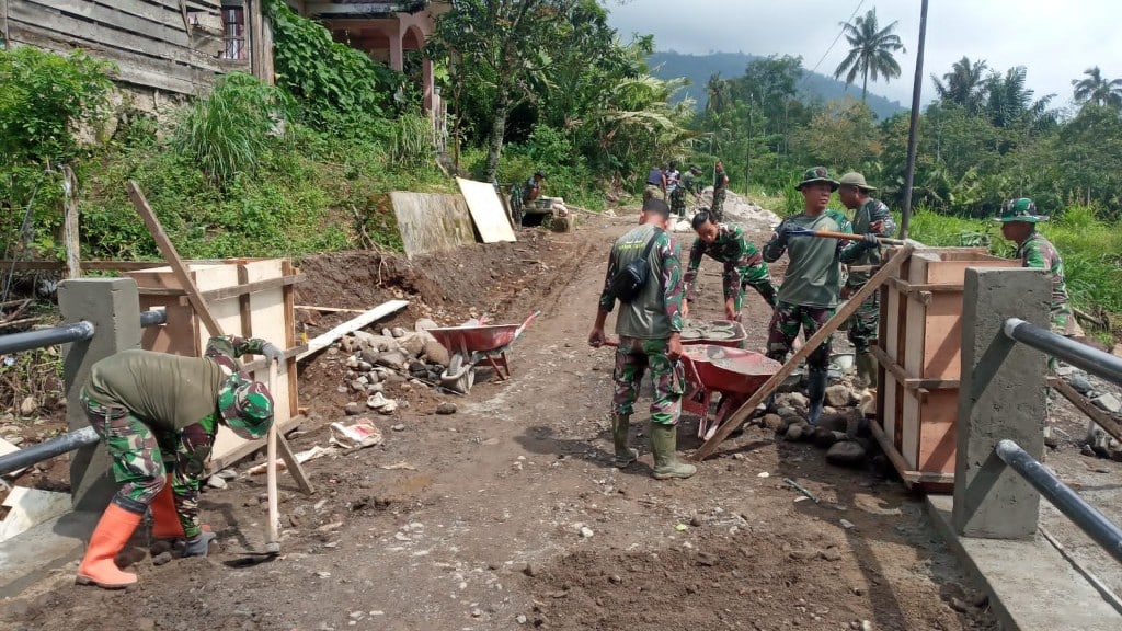 Satgas Yonzipur I/Bukit Barisan sedang membangun Jembatan Aramco di Padangsidimpuan, mendukung pemulihan akses warga pascabanjir.