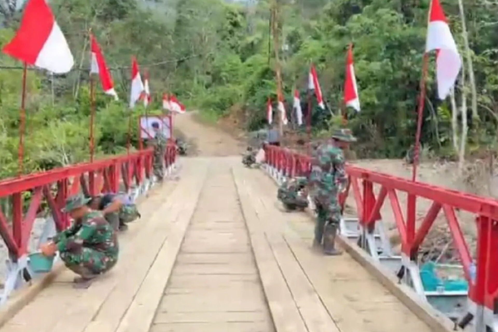 Jembatan darurat Bailey yang menghubungkan Kecamatan Marancar dan Kecamatan Sipirok, Kabupaten Tapanuli Selatan, telah rampung dan kembali difungsikan.