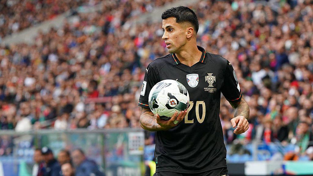 Bek asal Portugal Joao Cancelo resmi menuntaskan tes medis bersama Barcelona dan siap memperkuat skuad asuhan Hansi Flick hingga akhir musim 2025/2026.