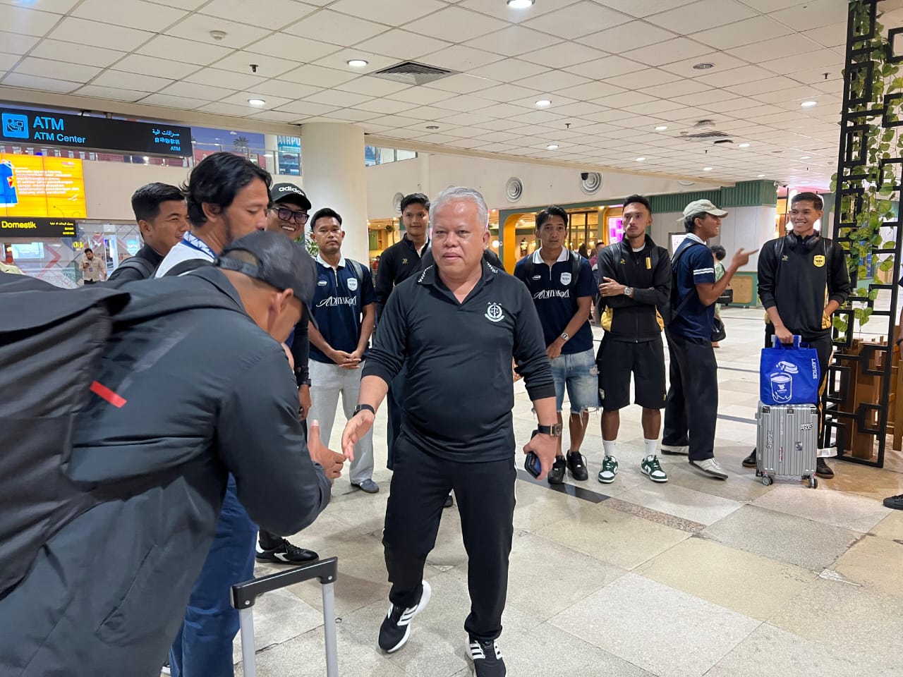 Kajati Sumut Dr. Harli Siregar menyambut kedatangan tim Adhyaksa FC dan official di Bandara Kualanamu, Sabtu (10/1/2026), jelang laga Liga 2 melawan PSMS Medan.