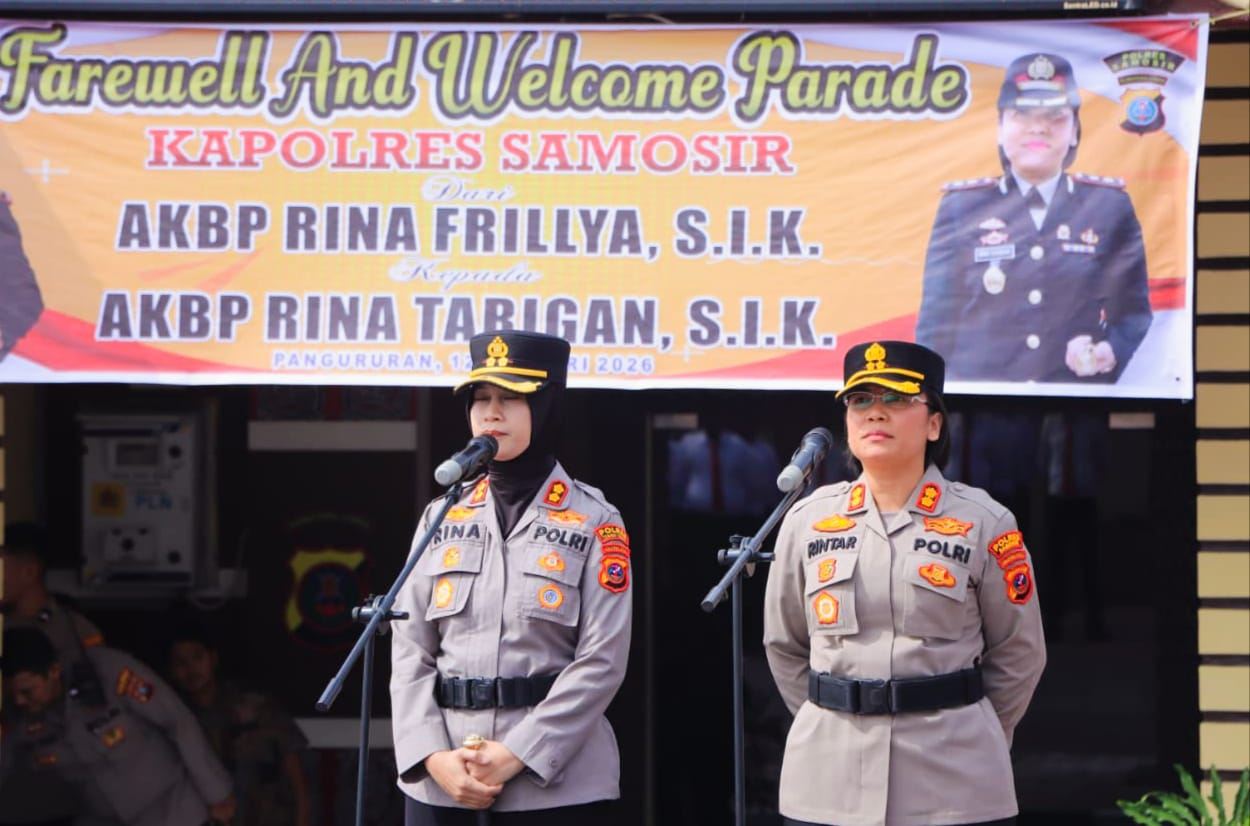 Pisah sambut Kapolres Samosir dari AKBP Rina Frillya (menggunakan kalung bunga) kepada AKBP Rina Sry Nirwana Tarigan di Mapolres Samosir, Pangururan.