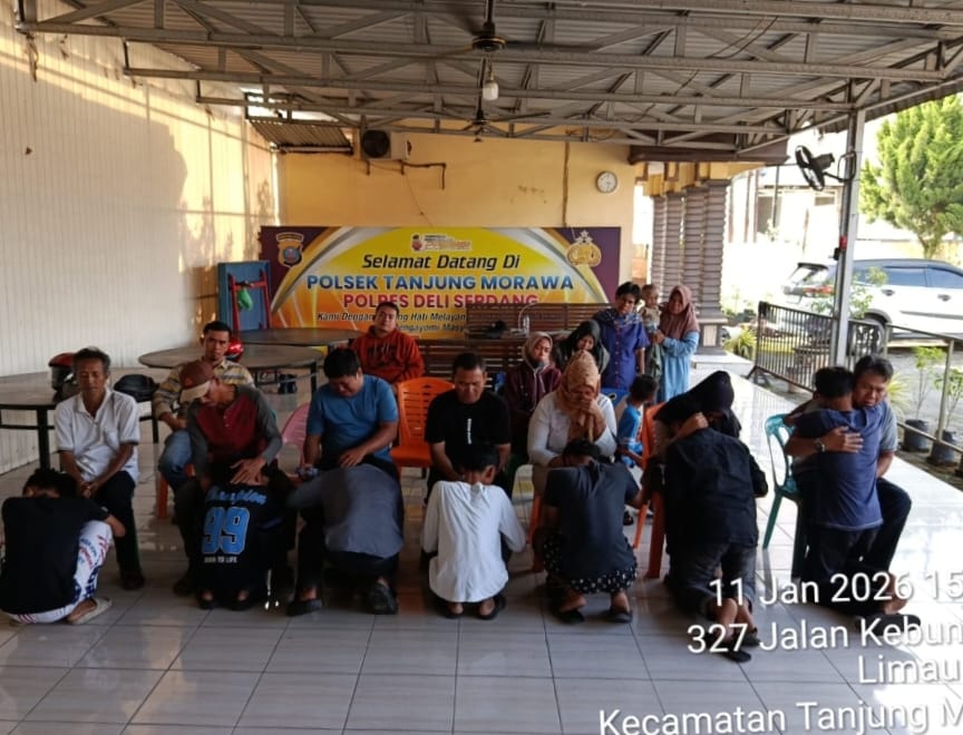 Kapolsek Tanjung Morawa AKP Jonni H. Damanik memberikan pembinaan kepada tujuh remaja yang diamankan karena diduga hendak tawuran, disaksikan orang tua dan perangkat desa.