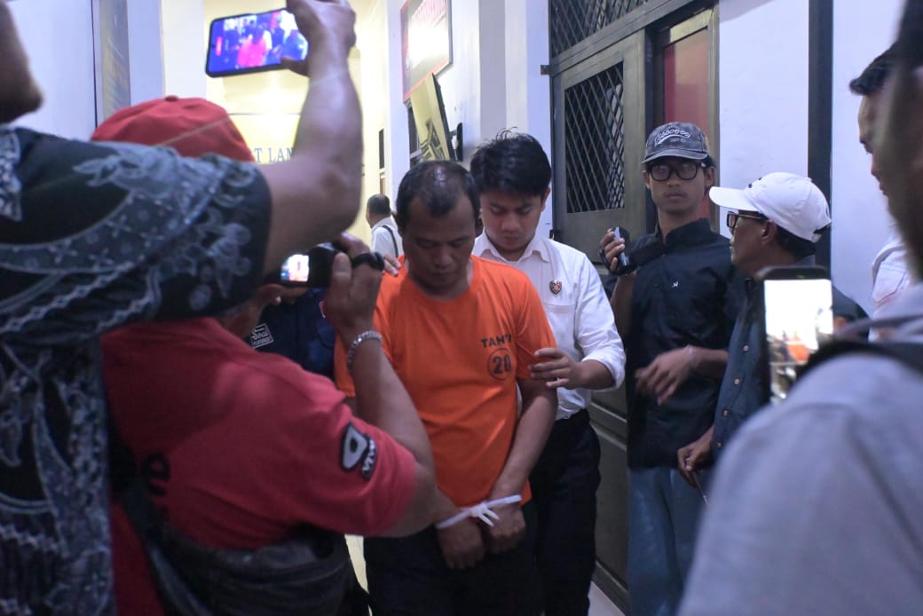 Kasatres Narkoba Polres Labuhanbatu Selatan AKP Sahat Marulam Lumban Gaol mengamankan tersangka 27.869 gram ganja  di Mapolres Labusel.