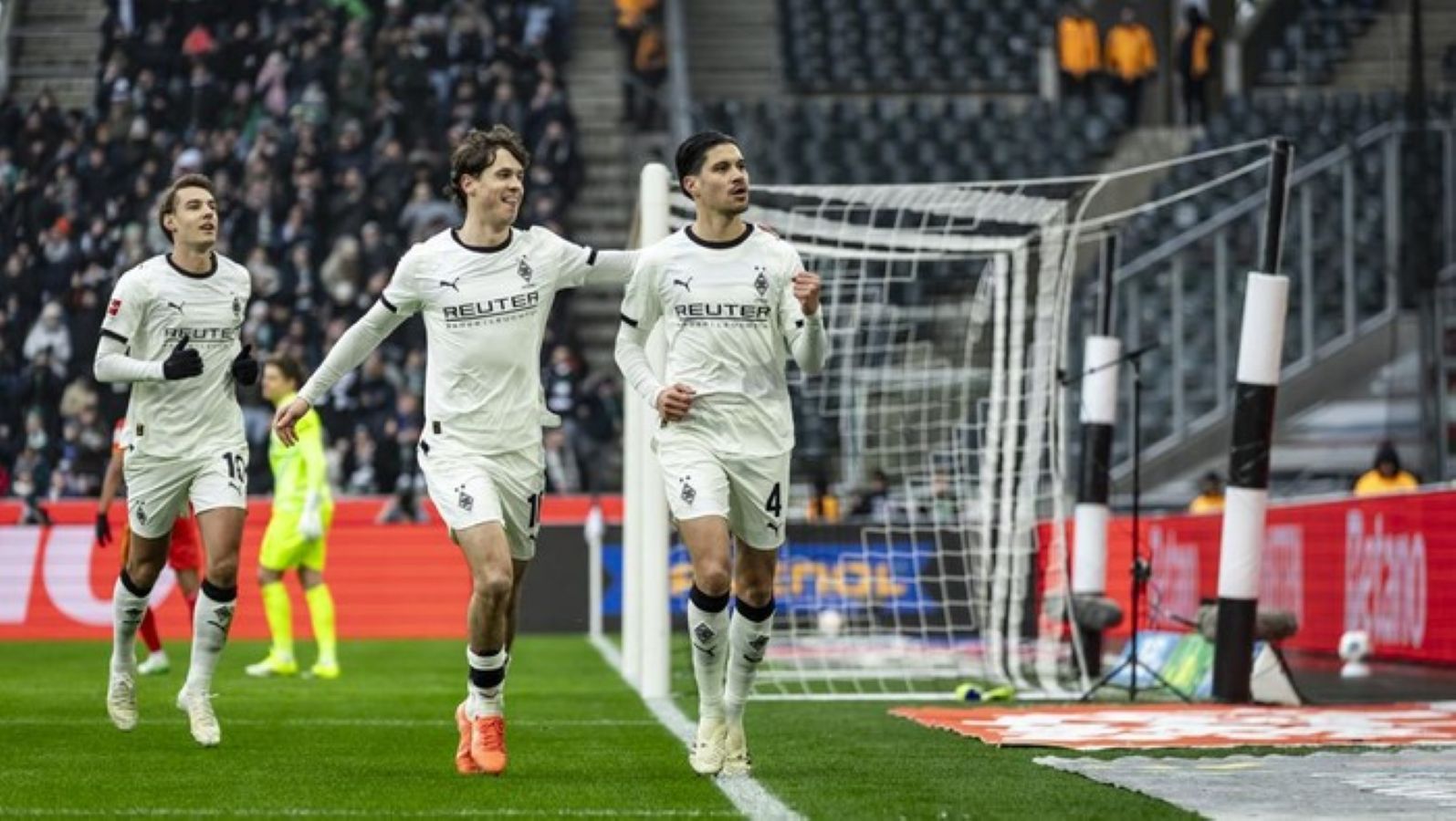 Bek Borussia Moenchengladbach Kevin Diks merayakan gol penalti ke gawang Augsburg pada laga Bundesliga di Borussia Park.