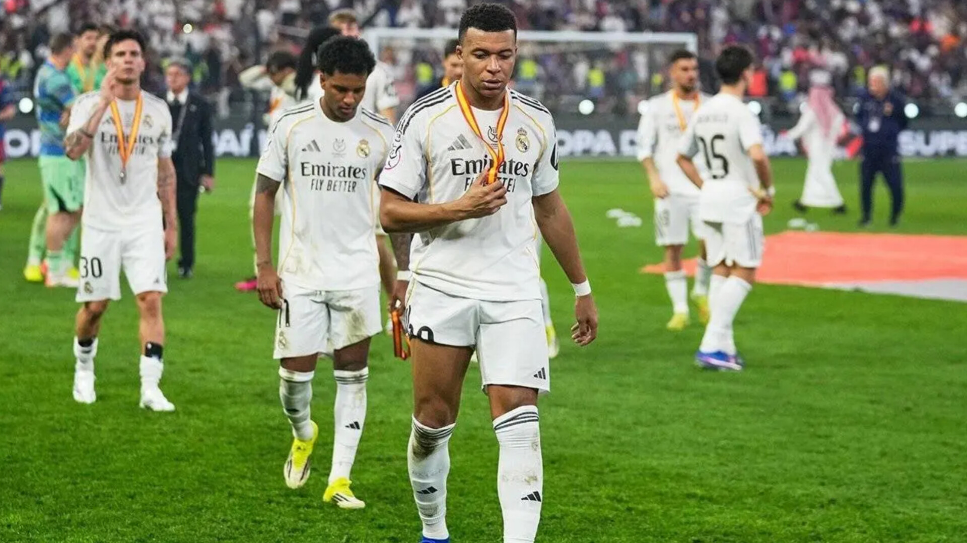 Kylian Mbappe terlihat berbicara dengan rekan setimnya usai Real Madrid kalah dari Barcelona di final Piala Super Spanyol 2026.