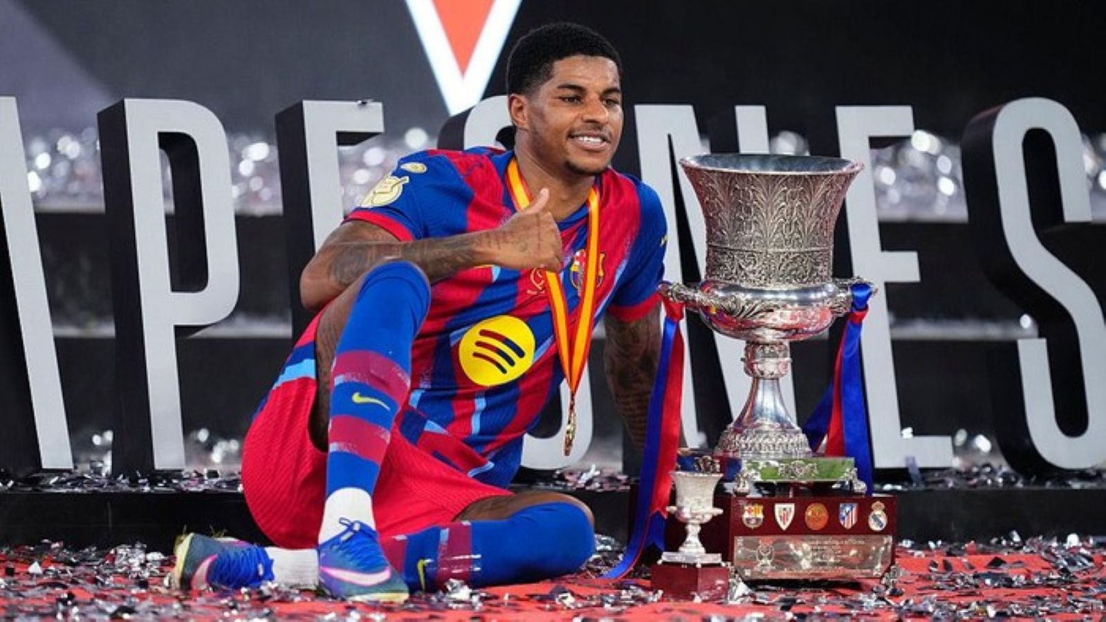 Marcus Rashford sukses mengoleksi trofi pertamanya bersama Barcelona.