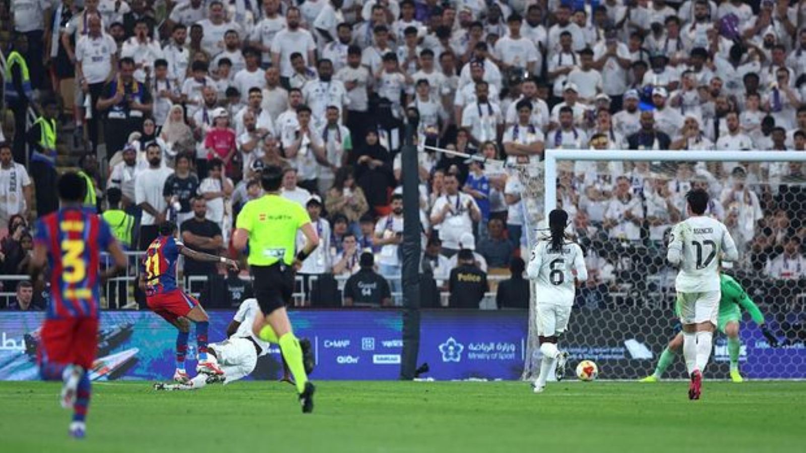 Pemain Barcelona merayakan gelar Piala Super Spanyol 2026 usai menaklukkan Real Madrid 3-2 di final.
