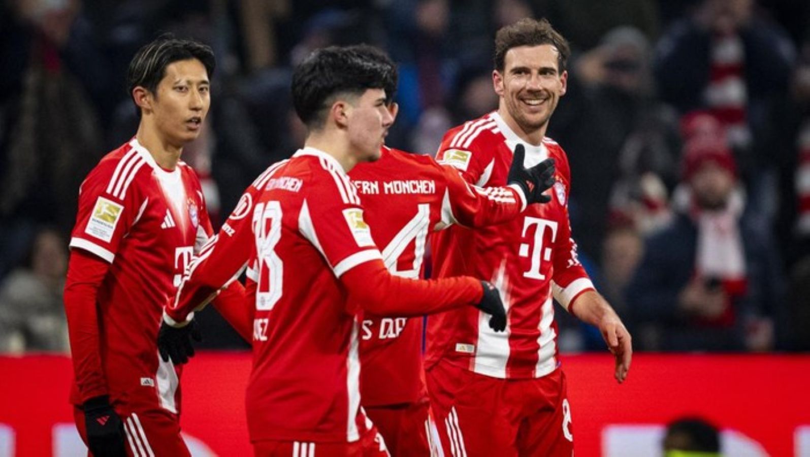 Pemain Bayern Munich merayakan salah satu gol ke gawang Wolfsburg dalam kemenangan telak 8-1 di Allianz Arena, Minggu (11/1/2026).
