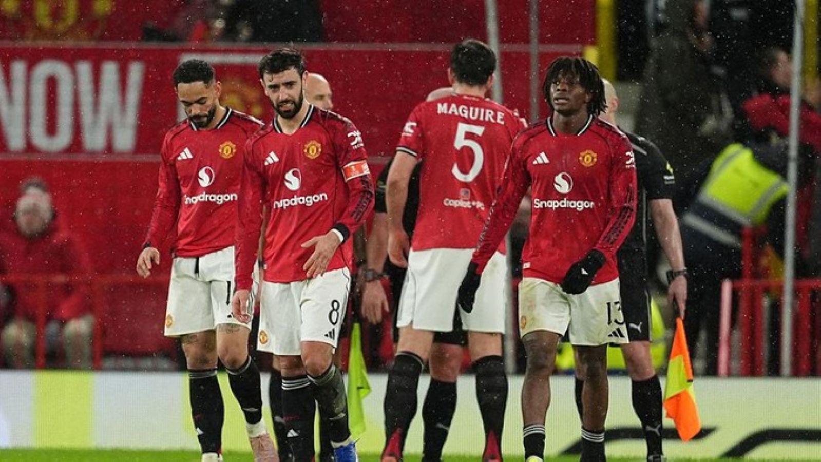Pemain Manchester United tampak lesu usai kekalahan dari Brighton & Hove Albion di Babak Ketiga Piala FA.