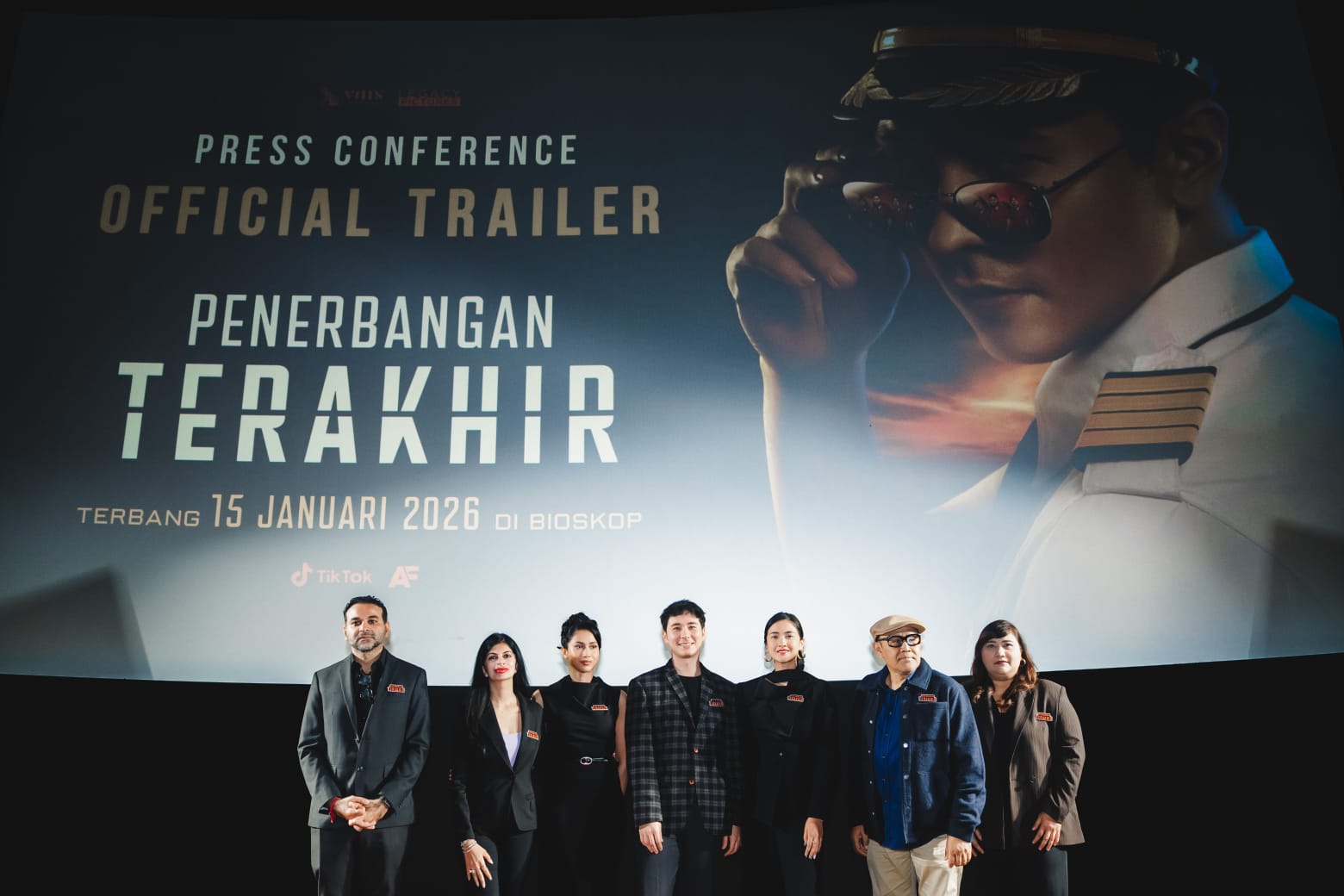 Poster film Penerbangan Terakhir yang dibintangi Jerome Kurnia, Nadya Arina, dan Aghni Haque, mengangkat isu skandal dan relasi toksik di dunia penerbangan.