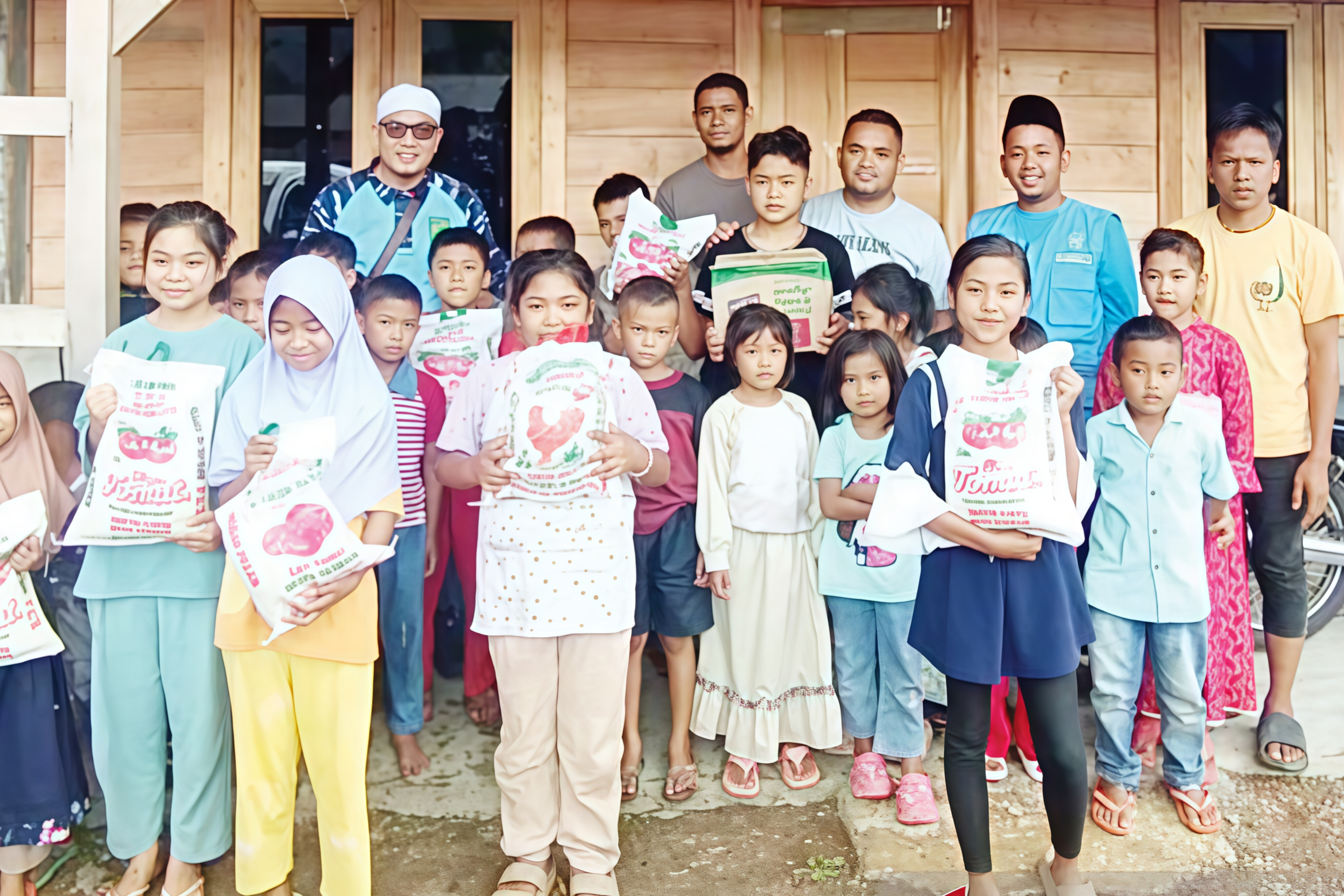 Pengurus BKPRMI Labuhanbatu Selatan menyerahkan bantuan logistik kepada warga terdampak banjir bandang di Kabupaten Tapanuli Selatan.