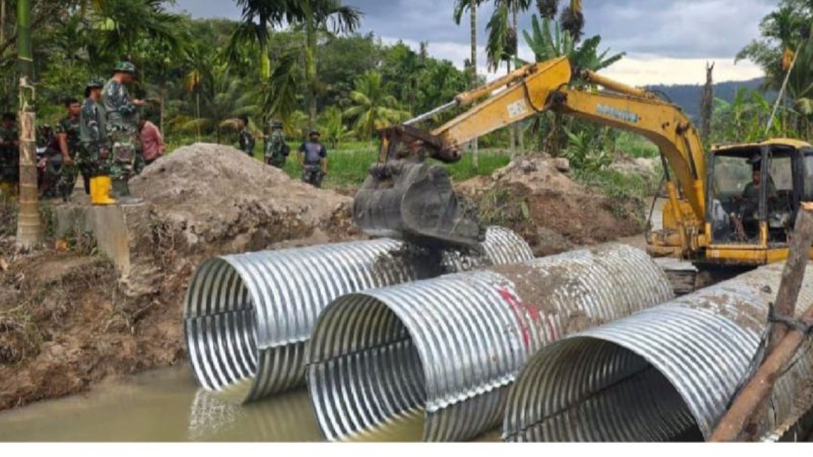 Personel Satgas Penanggulangan Bencana (Gulbencal) Yon Zipur 1/Dhira Dharma membangun jembatan Aramco di Desa Janji Nauli, Kecamatan Purba Tua, Tapanuli Utara.