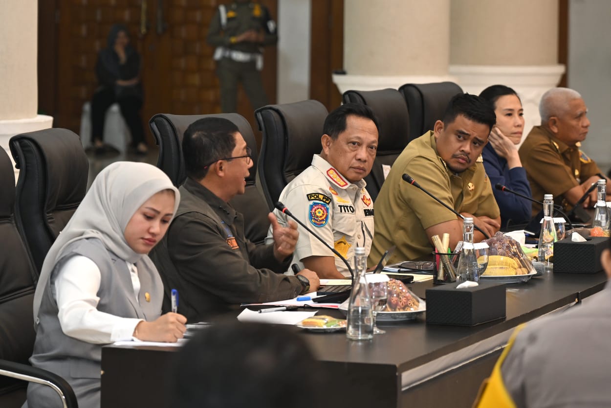 Gubernur Sumatera Utara Bobby Nasution bersama Mendagri Tito Karnavian dan Kepala BNPB Suharyanto memimpin rapat koordinasi percepatan rehabilitasi dan rekonstruksi pascabencana Sumut di Kantor Gubsu.
