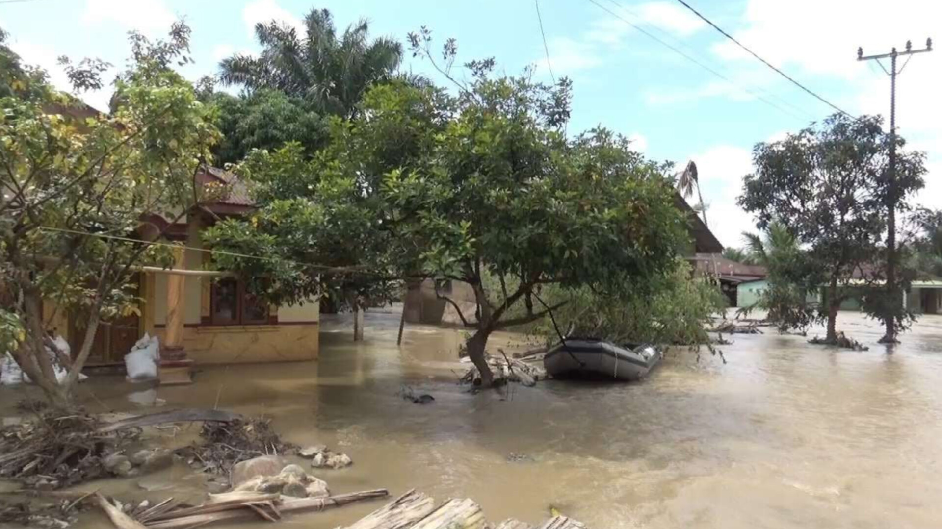 Ratusan rumah warga di Kecamatan Batang Toru, Kabupaten Tapanuli Selatan, masih terendam banjir akibat luapan Sungai Batang Toru.