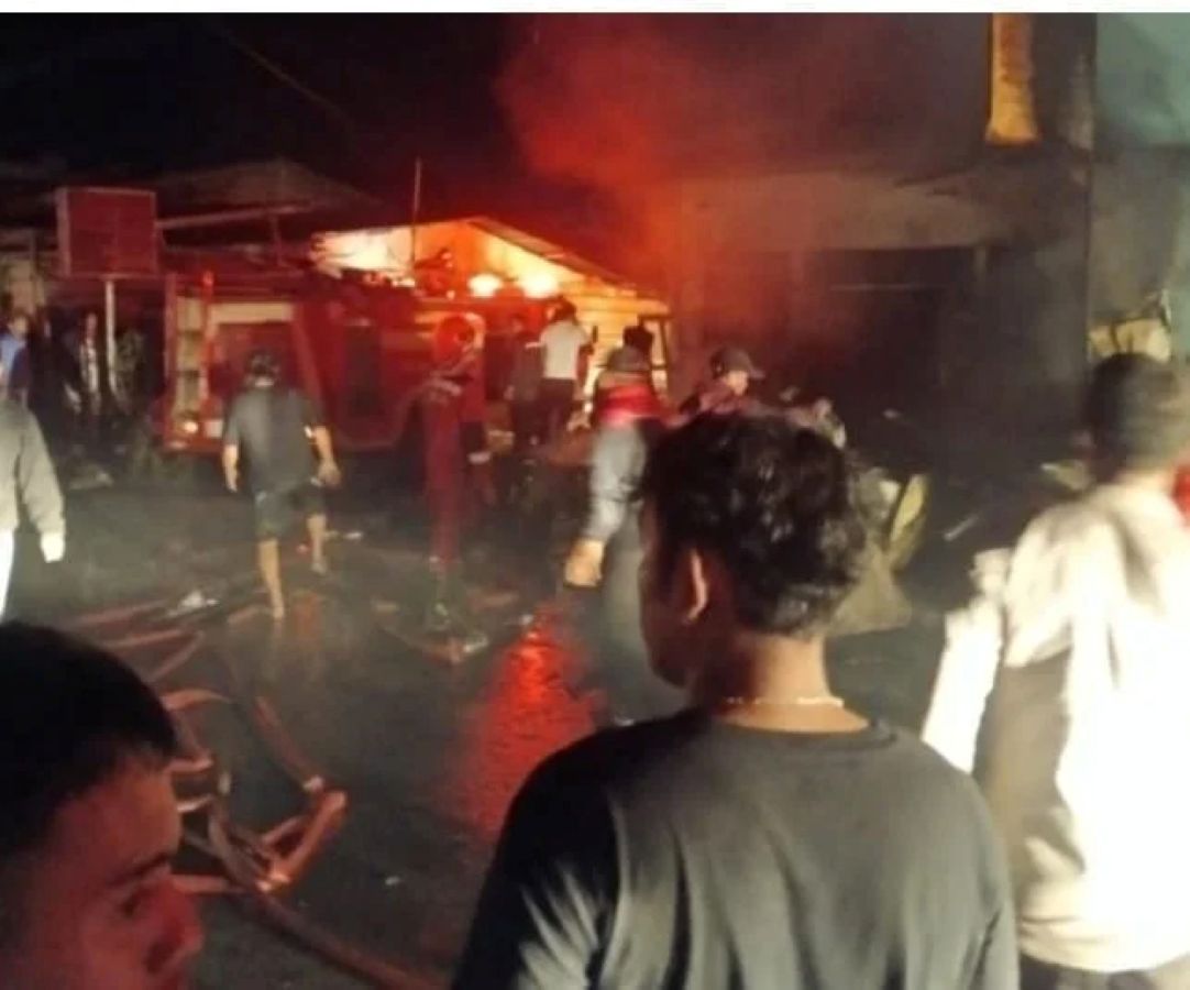 Petugas pemadam kebakaran memadamkan api yang melalap satu unit ruko di Jalan Mulia Raja, Kecamatan Balige, Kabupaten Toba, Sabtu malam.